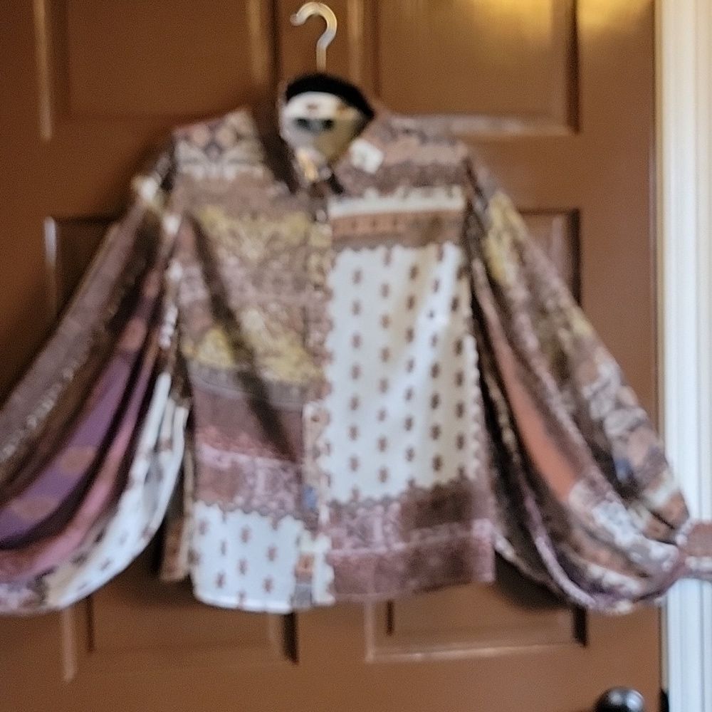 Vici-Brown print collared, buttoned down front top with balloon sleeves M. NWT.